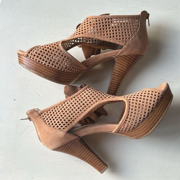 Women's Perforated Leather Platform Peep-Toe Heeled Sandals - Tan EUC Size 9M - Picture 5 of 16